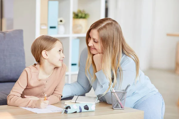 Porträtt Kärleksfull Vuxen Mor Tittar Söt Liten Flicka Gör Läxor — Stockfoto