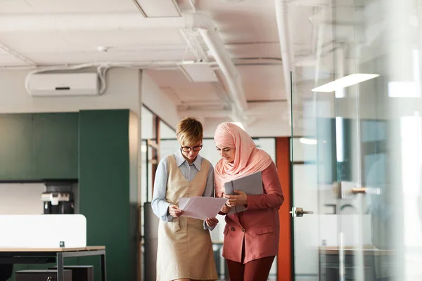 Genç Müslüman Kadınıyla Konuşan Ofiste Kameraya Doğru Yürürken Elinde Belgelerle — Stok fotoğraf