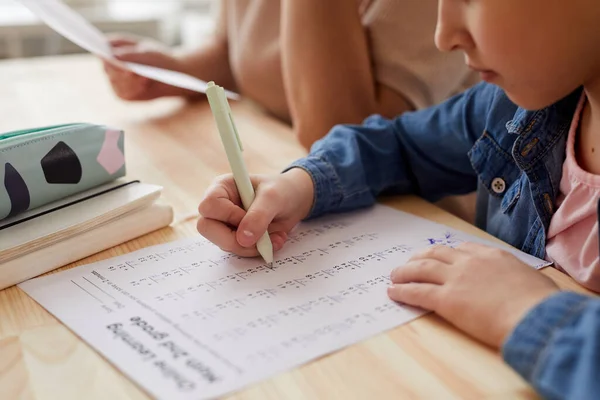 Közelkép Felismerhetetlen Kislány Csinál Matematikai Tesztet Online Iskolában Miközben Otthon — Stock Fotó