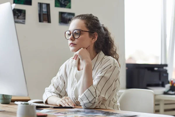Retrato Jovem Mulher Moderna Usando Óculos Olhando Para Tela Computador — Fotografia de Stock