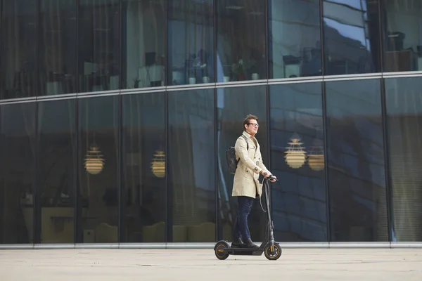 Gráfico Amplo Ângulo Retrato Moderno Jovem Empresário Montando Scooter Elétrico — Fotografia de Stock