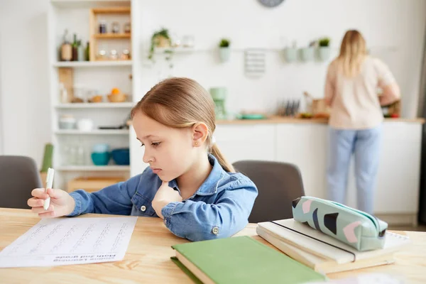 Ritratto Caldo Bambina Carina Che Compiti Mentre Seduta Alla Scrivania — Foto Stock