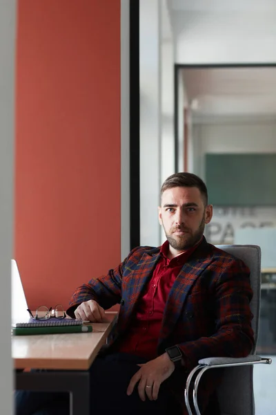 Retrato Vertical Homem Negócios Barbudo Elegante Olhando Para Câmera Enquanto — Fotografia de Stock