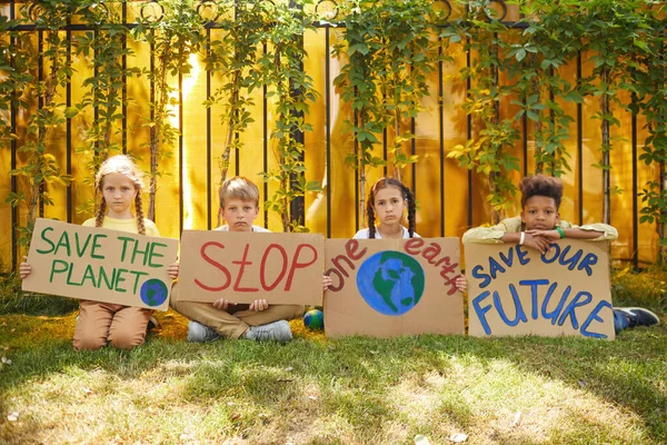 Grupo Multi Étnico Crianças Segurando Planet Sinais Olhando Para Câmera — Fotografia de Stock