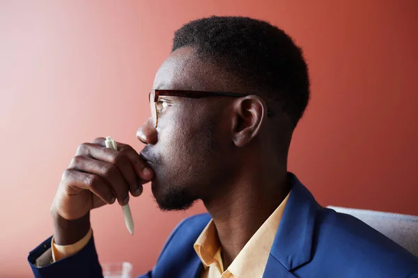 Oldalnézet Portré Fiatal Afro Amerikai Üzletember Gondolkodás Miközben Dolgozik Hivatalban — Stock Fotó