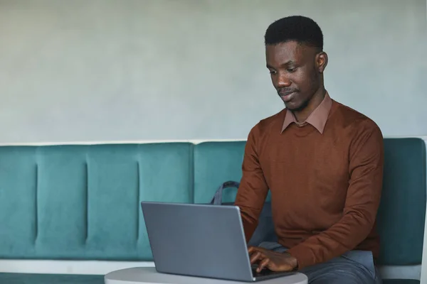 Porträtt Ung Afro Amerikan Man Med Bärbar Dator Sittande Soffan — Stockfoto