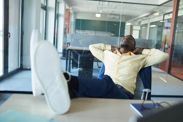 Retrato Del Hombre Negocios Afroamericano Contemporáneo Relajándose Lugar Trabajo Oficina — Foto de Stock