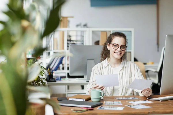 Retrato Una Joven Creativa Sonriendo Cámara Mientras Revisa Fotografías Oficina — Foto de Stock