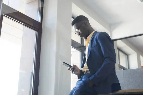 Grafický Boční Pohled Portrét Úspěšného Afroamerického Podnikatele Který Používá Smartphone — Stock fotografie