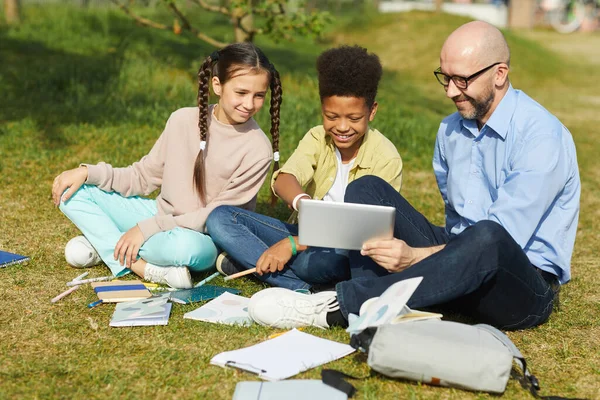 Full Length Portrait Smiling Male Teacher Talking Children While Sitting — Stock Photo, Image