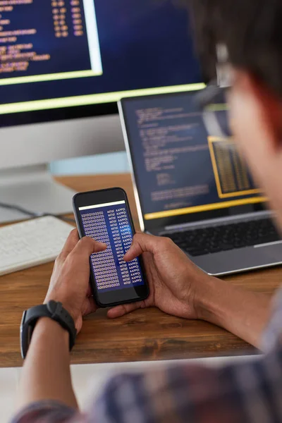 Unrecognizable African American Man Holding Smartphone Code Screen While Working — Foto Stock