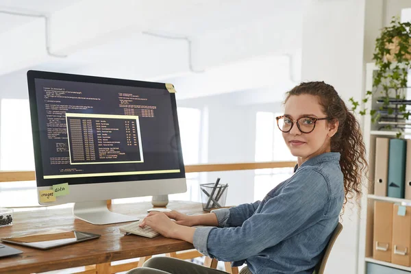 Retrato Mulher Jovem Olhando Para Câmera Escrever Código Programação Tela — Fotografia de Stock
