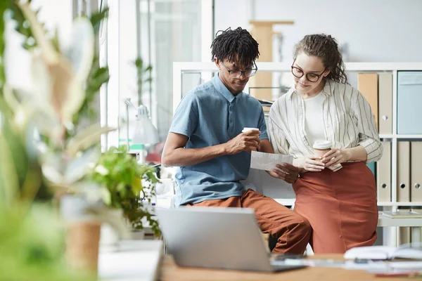 Portret Van Twee Creatieve Jongeren Zoek Naar Gedrukte Foto Tijdens — Stockfoto