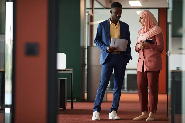 Full Längd Porträtt Afroamerikansk Man Prata Med Ung Muselman Affärskvinna — Stockfoto