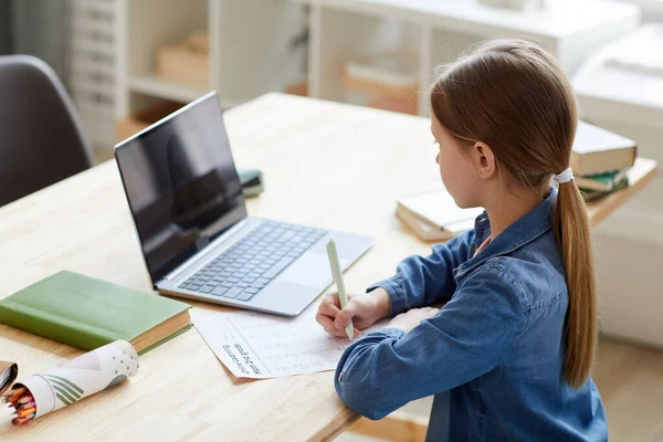 Nternette Öğretmenle Ders Çalışırken Bilgisayar Kullanan Küçük Bir Kızın Yüksek — Stok fotoğraf