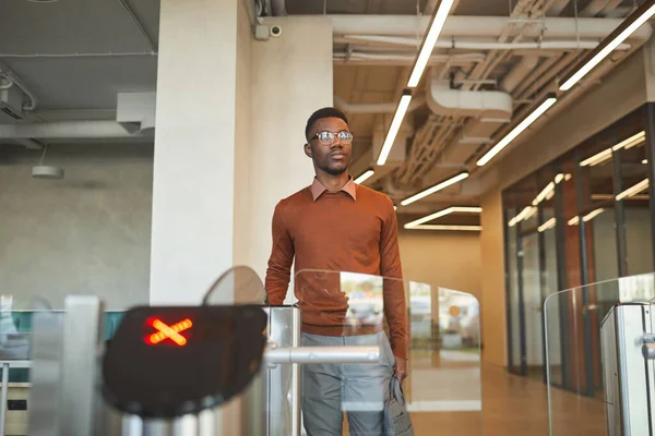 Портрет Молодого Афро Американського Чоловіка Який Хитає Машиною Минаючи Автоматизовані — стокове фото