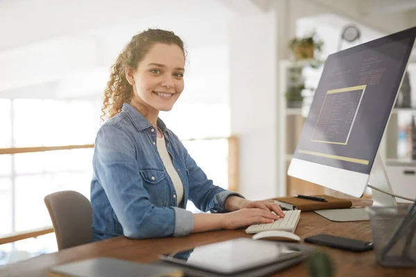 Retrato Tons Quentes Mulher Jovem Usando Computador Sorrindo Para Câmera — Fotografia de Stock