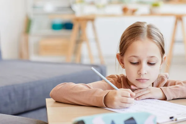 Ritratto Ravvicinato Ragazza Bionda Carina Che Compiti Prova Mentre Studia — Foto Stock