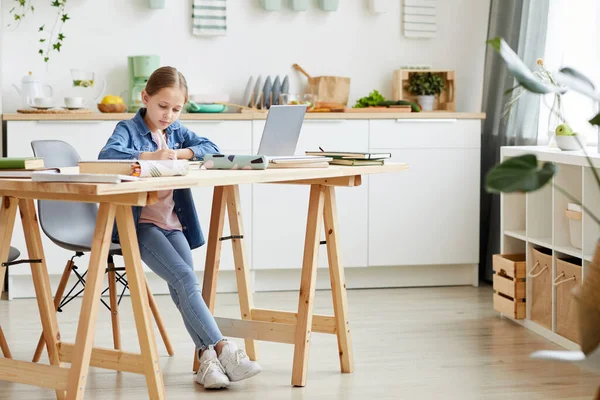 Full Längd Porträtt Tonåring Blond Flicka Skriva Anteckningsbok Medan Gör — Stockfoto