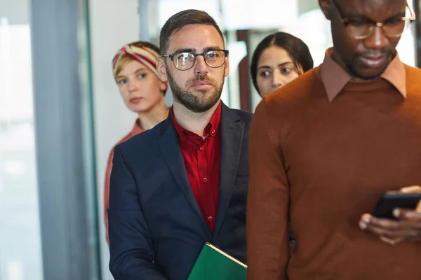 Taille Omhoog Portret Van Zakenmensen Rij Het Kantoor Focus Volwassen — Stockfoto