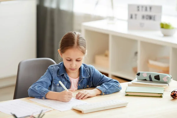 可爱的小女孩在课桌前做作业 在舒适的家室内学习 复制空间的温暖色调的肖像 — 图库照片