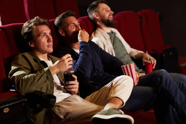 Groupe Amis Masculins Regardant Film Cinéma Mangeant Pop Corn Assis — Photo