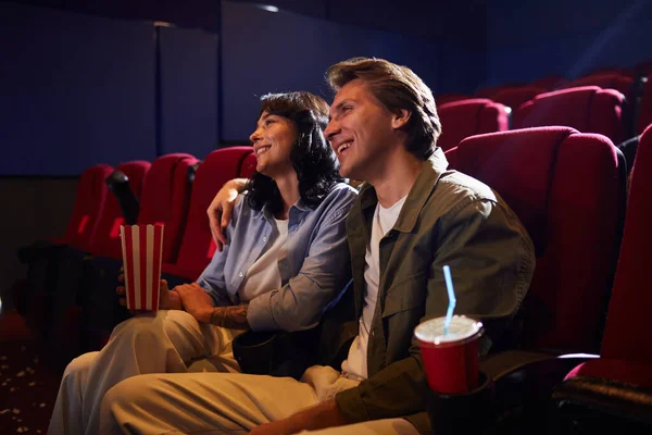 Portrait Jeune Couple Souriant Dans Cinéma Regarder Des Films Ensemble — Photo