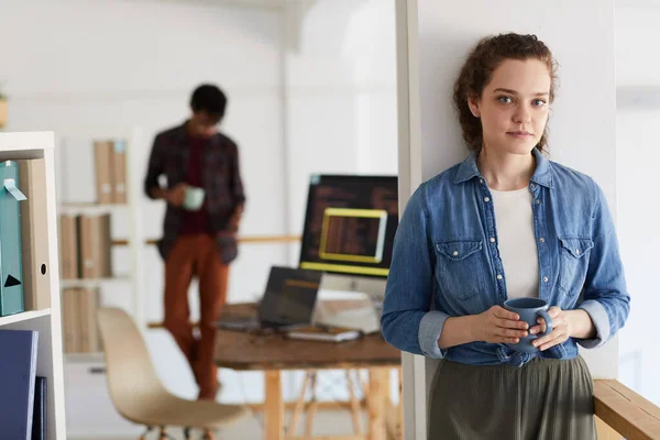 Cintura Até Retrato Programador Feminino Olhando Para Câmera Enquanto Codifica — Fotografia de Stock