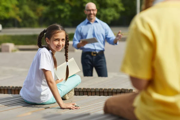 Portret Van Lachend Tienermeisje Kijkend Naar Klasgenoot Terwijl Geniet Van — Stockfoto