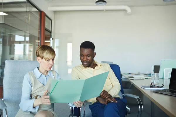 Portrait Jeune Femme Affaires Regardant Des Documents Tout Discutant Projet — Photo