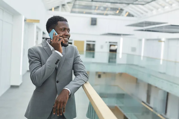 Ritratto Vita Uomo Affari Afro Americano Successo Che Parla Tramite — Foto Stock