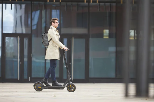 Brede Hoek Zijaanzicht Moderne Jonge Zakenman Paardrijden Elektrische Scooter Tijdens — Stockfoto