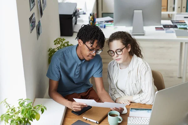 Hoge Hoek Portret Van Twee Creatieve Jongeren Die Foto Bekijken — Stockfoto