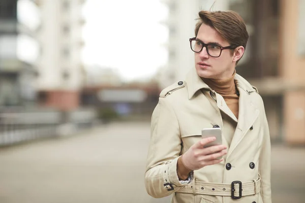 Ritratto Minimale Vita Giovane Uomo Affari Moderno Che Indossa Cappotto — Foto Stock