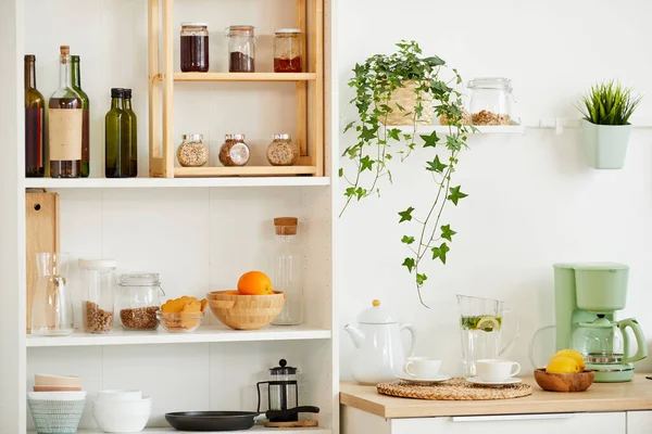 Hintergrundbild Der Gemütlichen Küche Interieur Mit Holzregalen Für Gewürze Und — Stockfoto