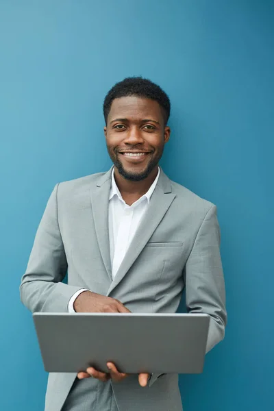 Függőleges Derék Fel Portré Kortárs Afro Amerikai Üzletember Kezében Laptop — Stock Fotó