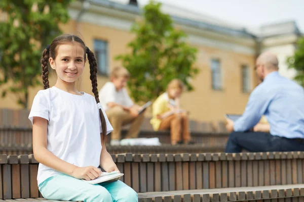 Portrait Smiling Teenage Girl Looking Camera While Sitting Bench Outdoors — Stock Photo, Image