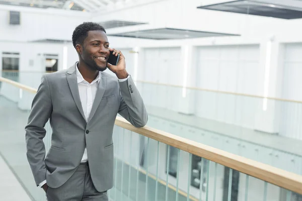 Pas Portrét Sebevědomý Afroamerický Podnikatel Mluví Smartphonem Usmívá Při Opírání — Stock fotografie