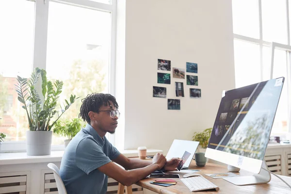 Retrato Jovem Fotógrafo Afro Americano Usando Computador Mesa Home Office — Fotografia de Stock