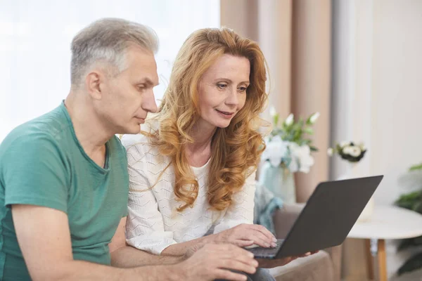 Zijaanzicht Portret Van Modern Volwassen Paar Met Behulp Van Laptop — Stockfoto