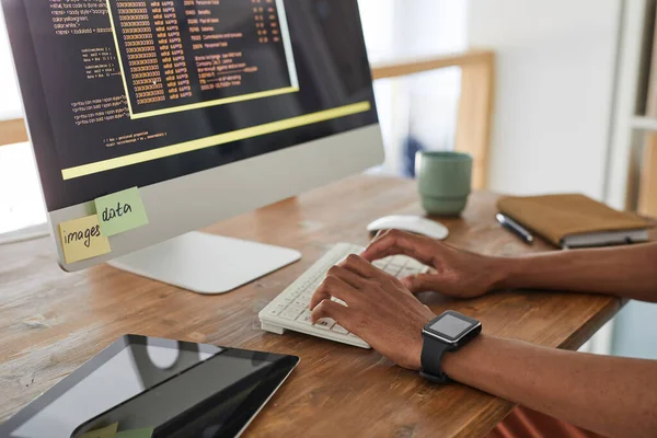 Close Programador Computador Afro Americano Digitando Teclado Com Código Programação — Fotografia de Stock