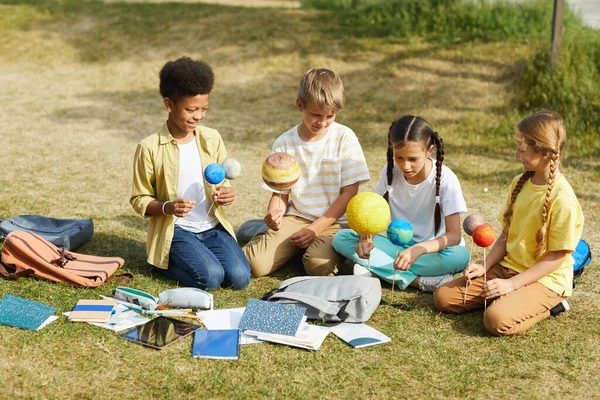 Full Längd Porträtt Multietnisk Grupp Barn Som Sitter Grönt Gräs — Stockfoto