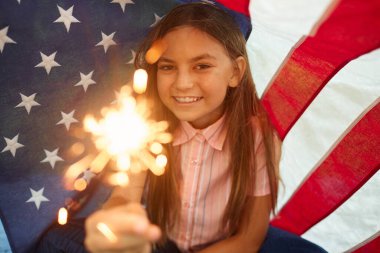 Amerikan bayrağının arka planına gülümseyen parlak ışıklar tutan güzel kız portresi, kopyalama alanı