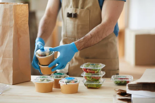 Nahaufnahme Eines Nicht Erkennbaren Arbeiters Mit Schutzhandschuhen Der Bestellungen Einem — Stockfoto