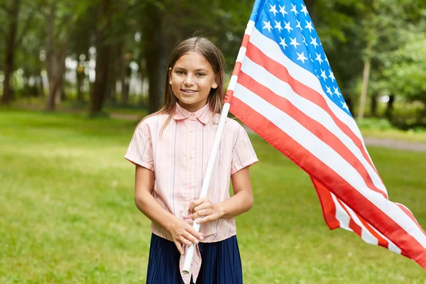 Midja Upp Porträtt Leende Skolflicka Bär Amerikansk Flagga När Står — Stockfoto