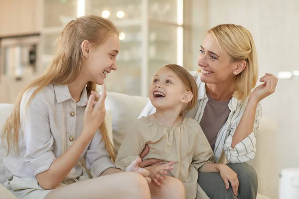 Carino Ritratto Caldo Spensierata Giovane Madre Che Parla Con Due — Foto Stock