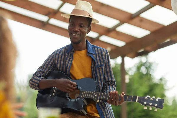 Retrato Cintura Hacia Arriba Del Joven Afroamericano Tocando Guitarra Mientras —  Fotos de Stock