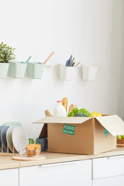 Vertikale Hintergrundbild Der Box Mit Lebensmitteln Steht Auf Der Küchentheke — Stockfoto