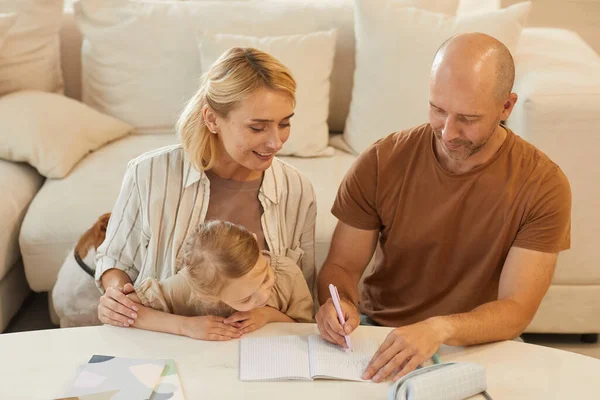 Caldo Ritratto Alto Angolo Famiglia Felice Madre Padre Aiutare Carina — Foto Stock