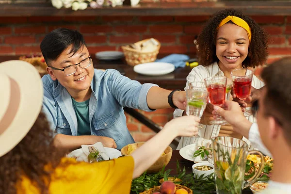 Multietnisk Grupp Vänner Skålar Medan Njuter Utomhus Middag Sommaren Fokusera — Stockfoto